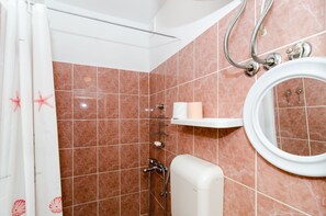 Ducha, secador de pelo, toallas