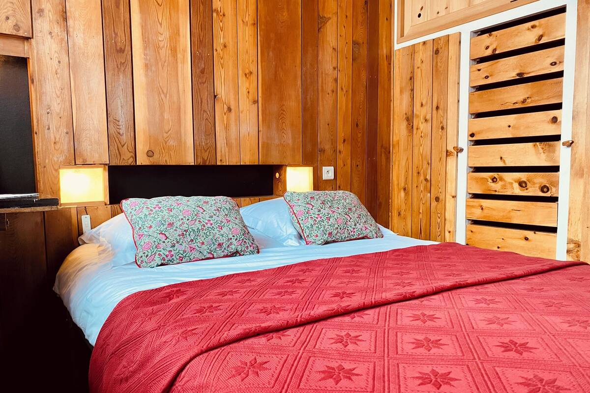 Family Quadruple Room, Mountain View | In-room safe, laptop workspace, blackout drapes