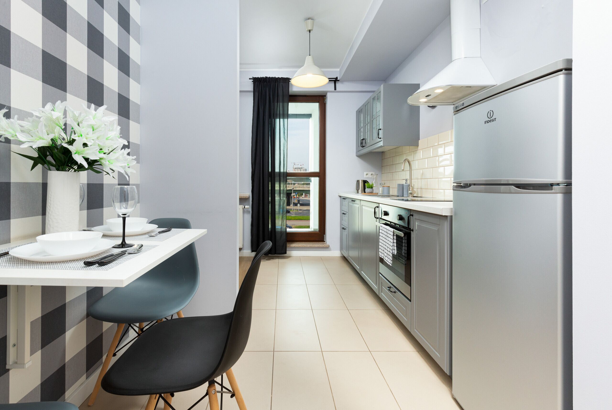 Lavavajillas, tetera eléctrica, utensilios de cocina y comedor 