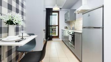 Lavavajillas, tetera eléctrica, utensilios de cocina y comedor