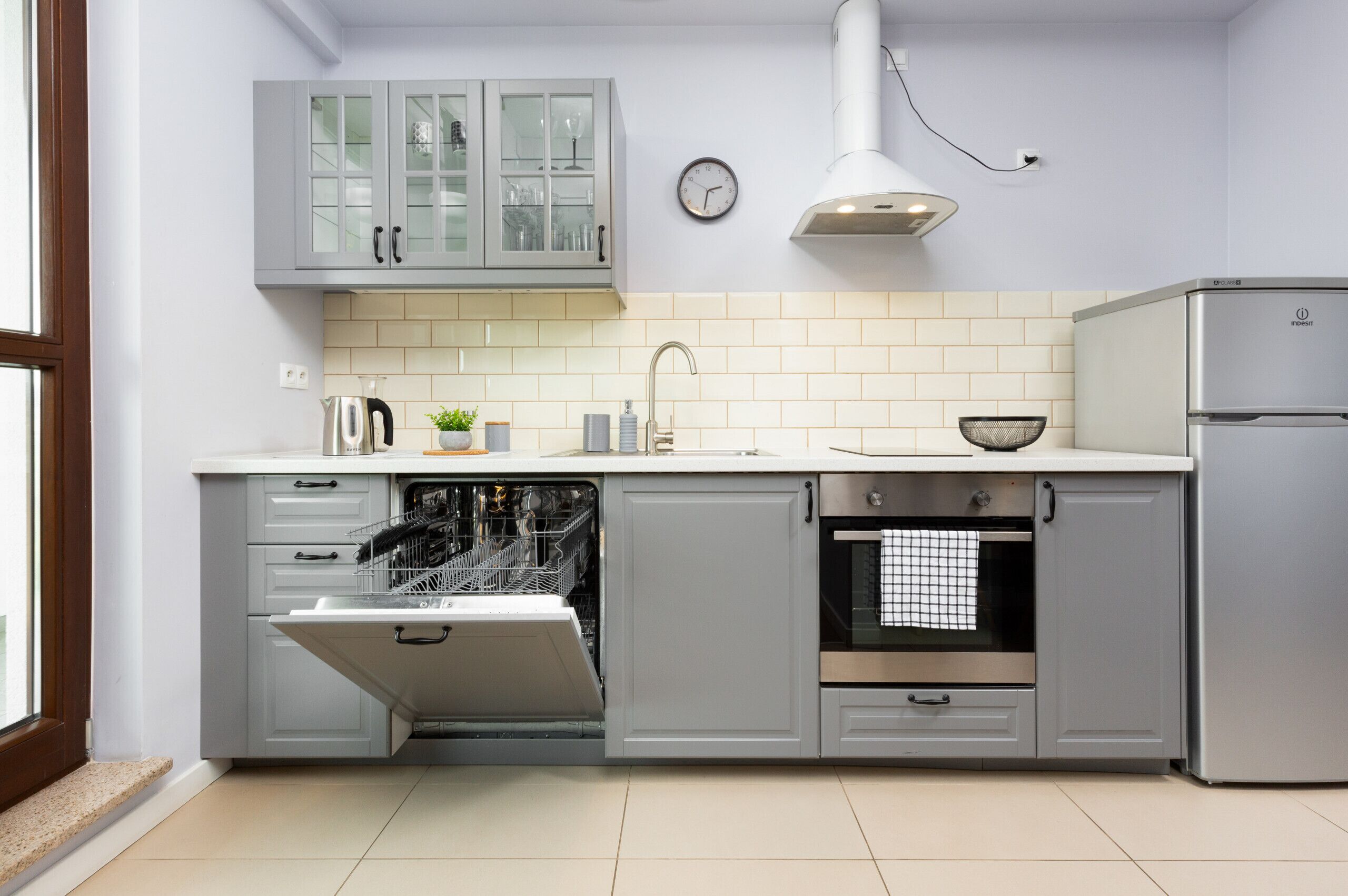 Lavavajillas, tetera eléctrica, utensilios de cocina y comedor 