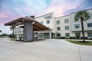 A Fairfield by Marriott hotel with a modern entrance, a covered area, and a parking lot.