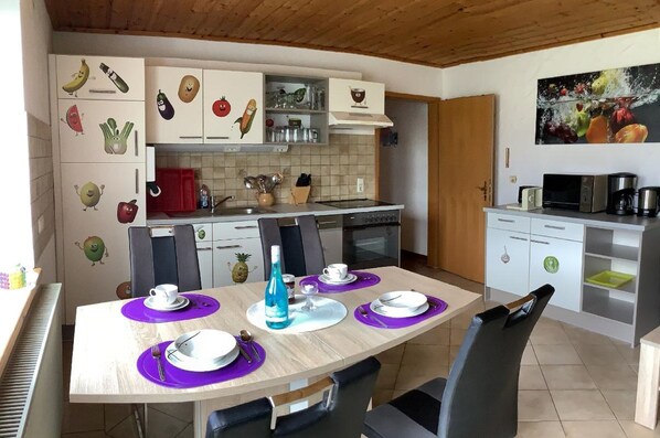 Apartment | Essbereich im Zimmer
