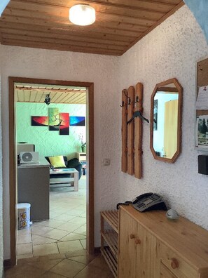 Apartemen | Area keluarga | Televisi layar datar 30-inci dengan saluran TV satelit dan TV