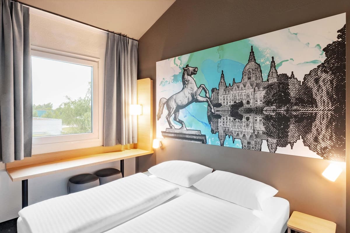 Ropa de cama de alta calidad, escritorio y sistema de insonorización