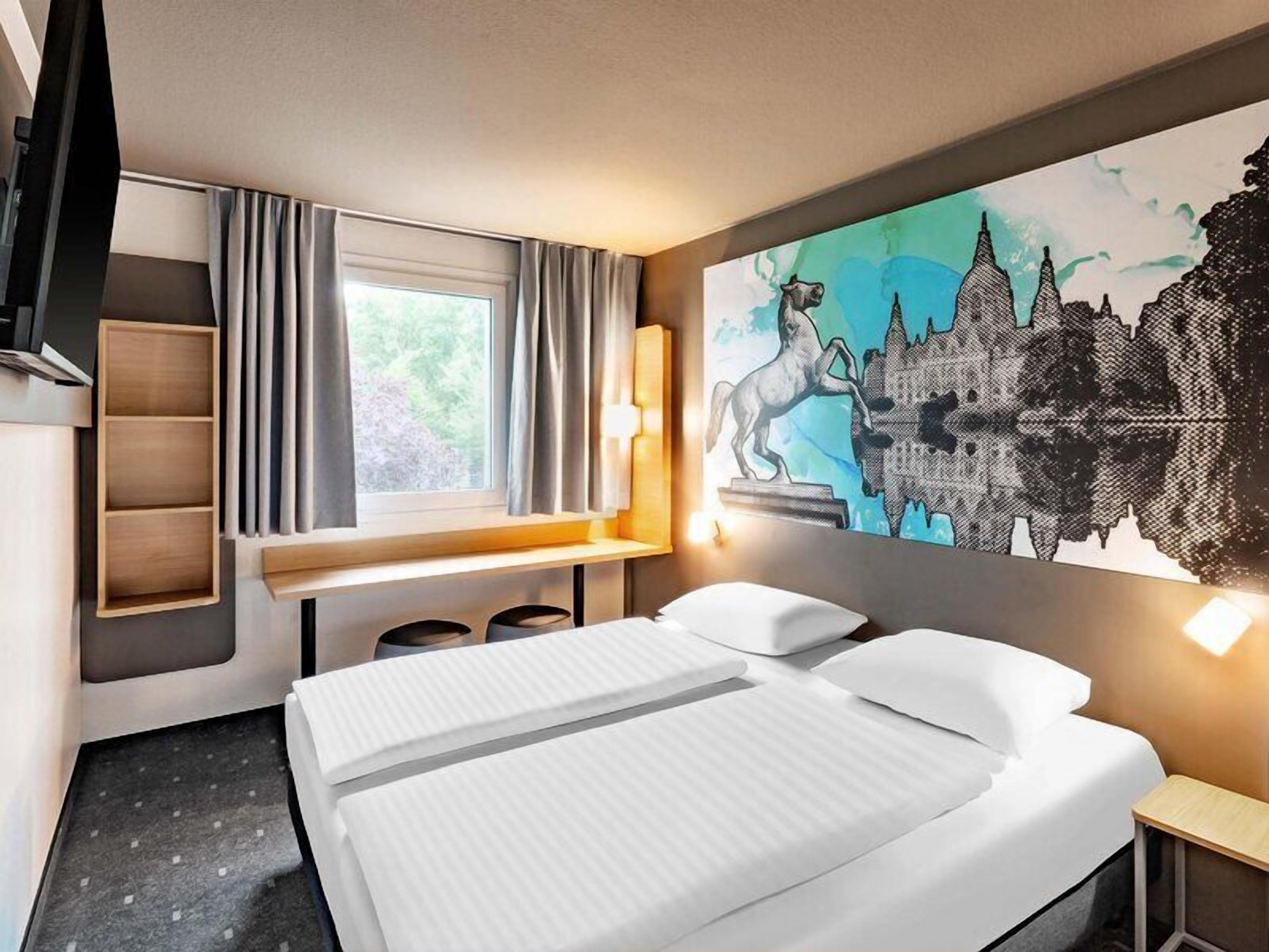 Hochwertige Bettwaren, Schreibtisch, schallisolierte Zimmer