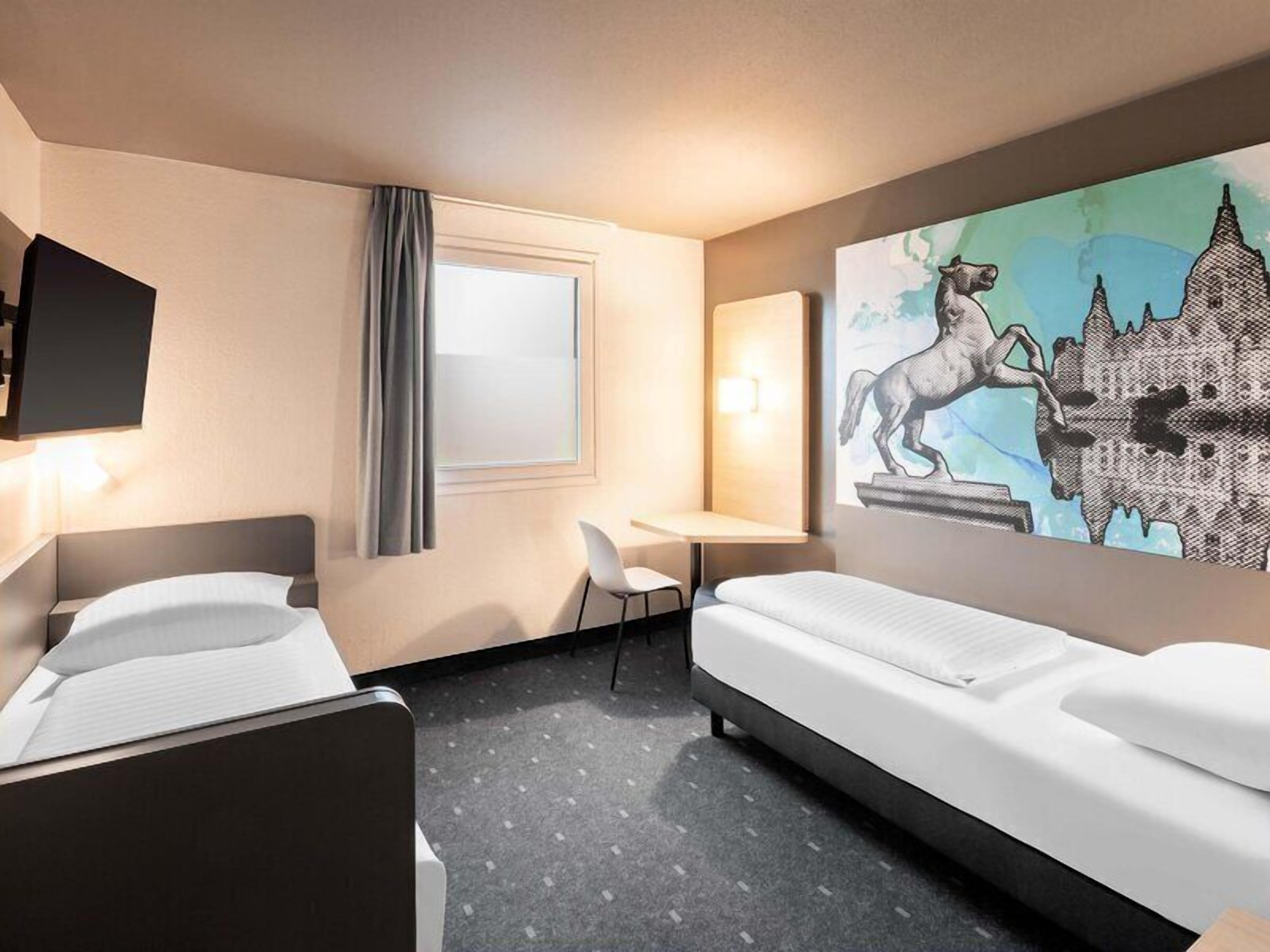 Hochwertige Bettwaren, Schreibtisch, schallisolierte Zimmer