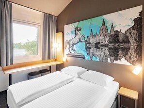 Premium bedding, desk, soundproofing, free WiFi