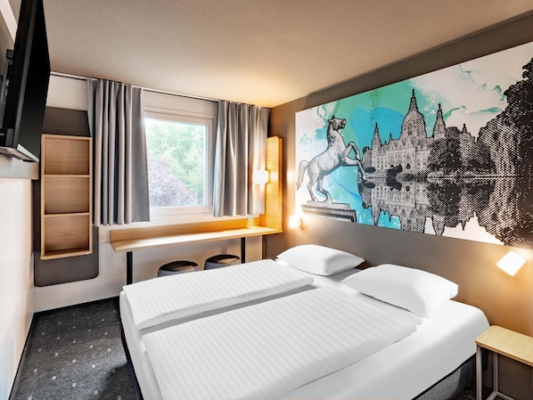 Premium bedding, desk, soundproofing, free WiFi