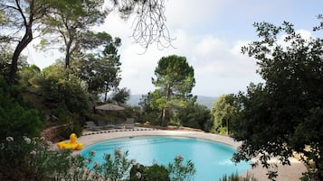 Alberca al aire libre y alberca climatizada
