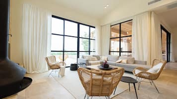 Smart TV, chimenea, futbolito y libros