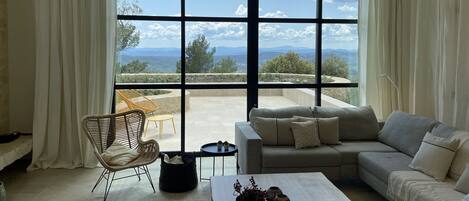 Smart-tv, een open haard, tafelvoetbal en boeken