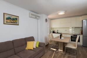 Apartment (Two Bedroom Apartment) | Wohnzimmer | 25-Zoll-Flachbildfernseher mit Kabelempfang, Fernseher, DVD-Player