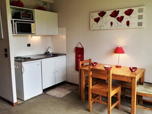 Kühlschrank, Mikrowelle, Wasserkocher mit Kaffee-/Teezubehör, Toaster