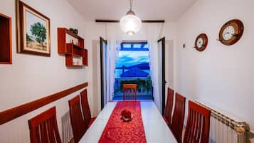 Family House | In-room dining