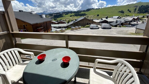 A balcony with a view of a village, including buildings and mountains. - Bright studio cabin in Les Saisies, 4 ppl, south balcony (Les Saisies)