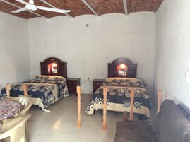 Bungalow, 1 habitación, fumadores, patio | 1 dormitorio y tabla de planchar con plancha