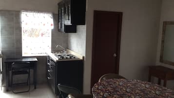 Bungalow, 1 habitación, para fumadores, patio | Interior