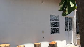 Bungalow, 1 habitación, para fumadores, patio | Vista frontal de la propiedad