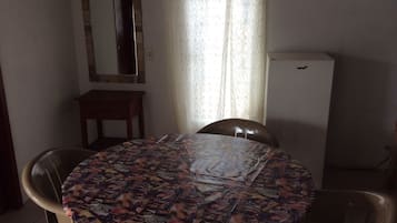Bungalow, 1 habitación, para fumadores, patio | Interior