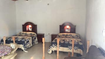 1 habitación y tabla de planchar con plancha