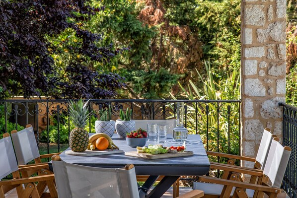 Villa, 4 Bedrooms, Smoking, Balcony | Dining