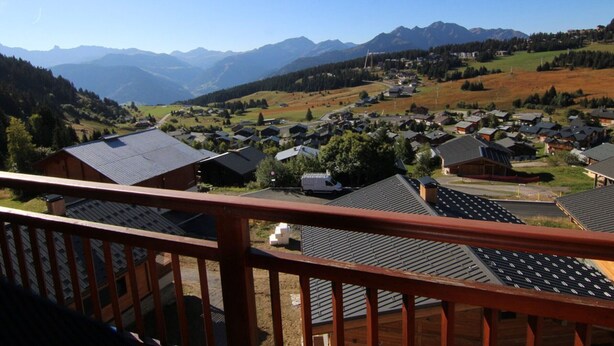 A residential area with houses and a mountain backdrop. - 2-room apartment Les Saisies, top of resort, 6 people, balcony. (Les Saisies)