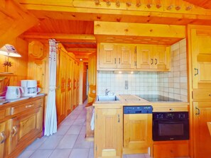 Geladeira, micro-ondas, lava-louças, cafeteira/chaleira