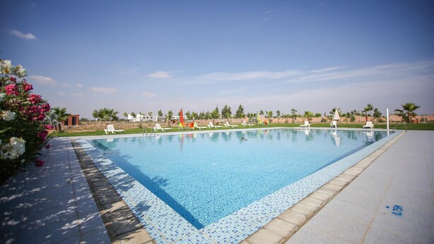 Outdoor pool - Luxurious 3 Bedroom Apartment (Marrakech)
