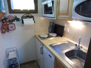 Fridge, microwave, dishwasher, coffee/tea maker - Charming 3-Room Apartment in Crest-Voland - Ski-in/Ski-out, Garage, Sleeps 6 (Crest-Voland)