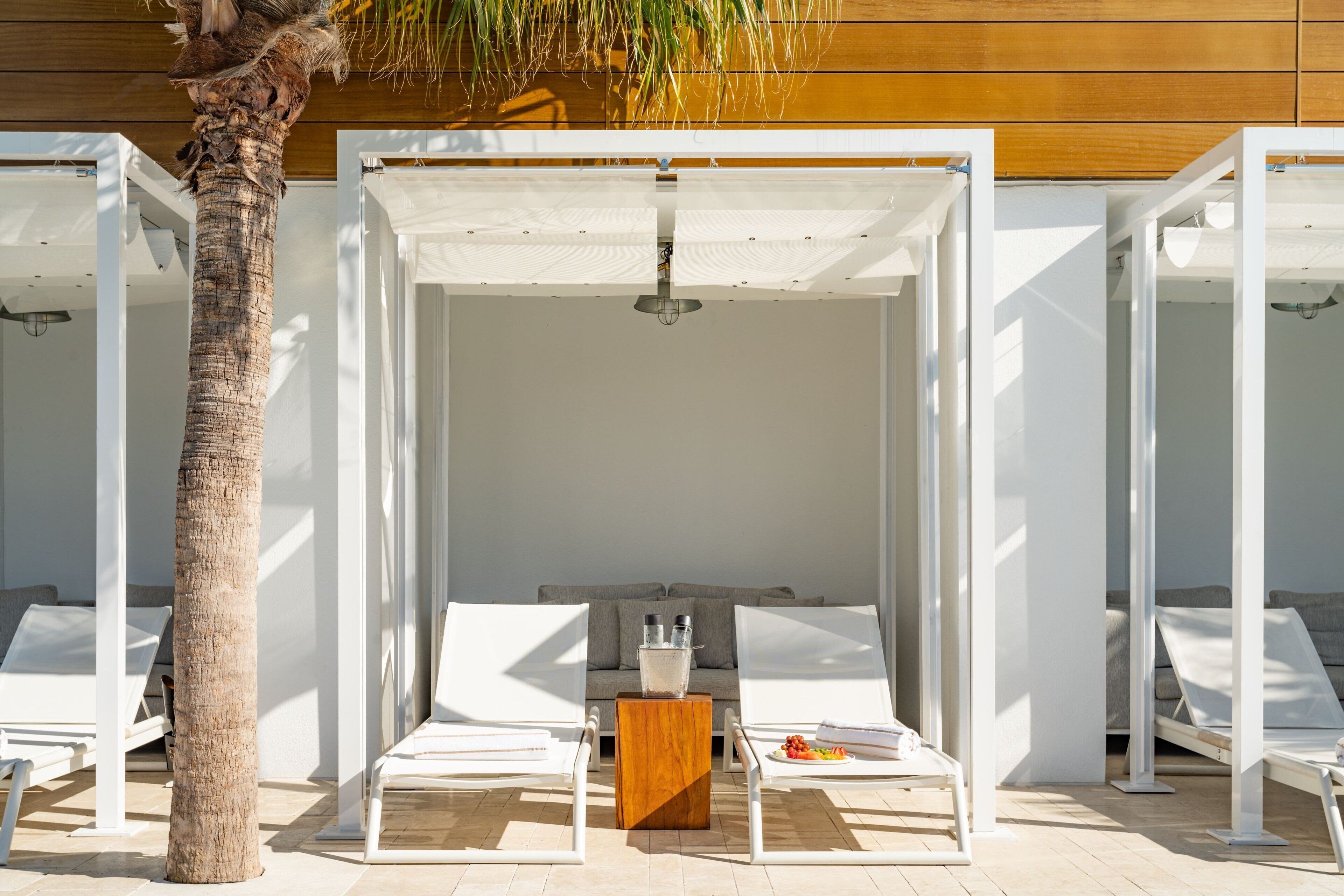 Utendørsbasseng, bassengtelt (mot betaling) og solsenger