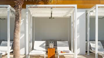 Una piscina al aire libre, camas de piscina con cargo