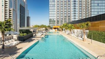 Una piscina al aire libre, camas de piscina con cargo