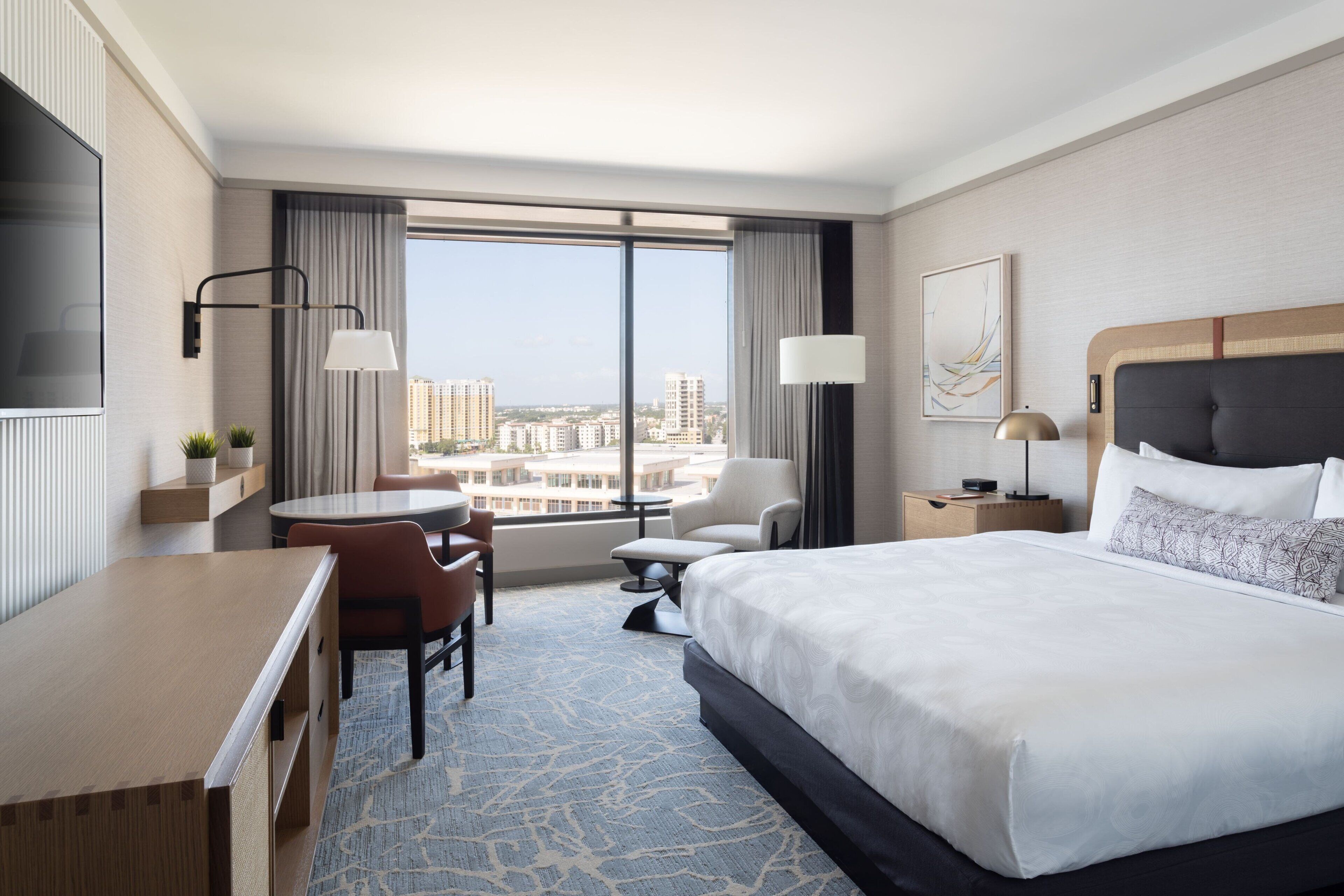 客房內保險箱、書桌、筆電工作空間、遮光布/窗簾