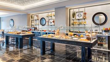 Un espace buffet proposant une variété de plats et doté d’un aménagement intérieur moderne.