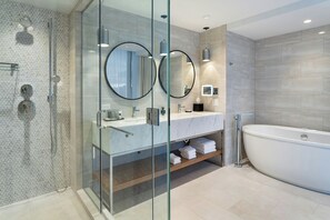Superior Room, 1 King Bed, Corner, Soaking Tub | Bathroom | Eco-friendly toiletries, hair dryer, towels