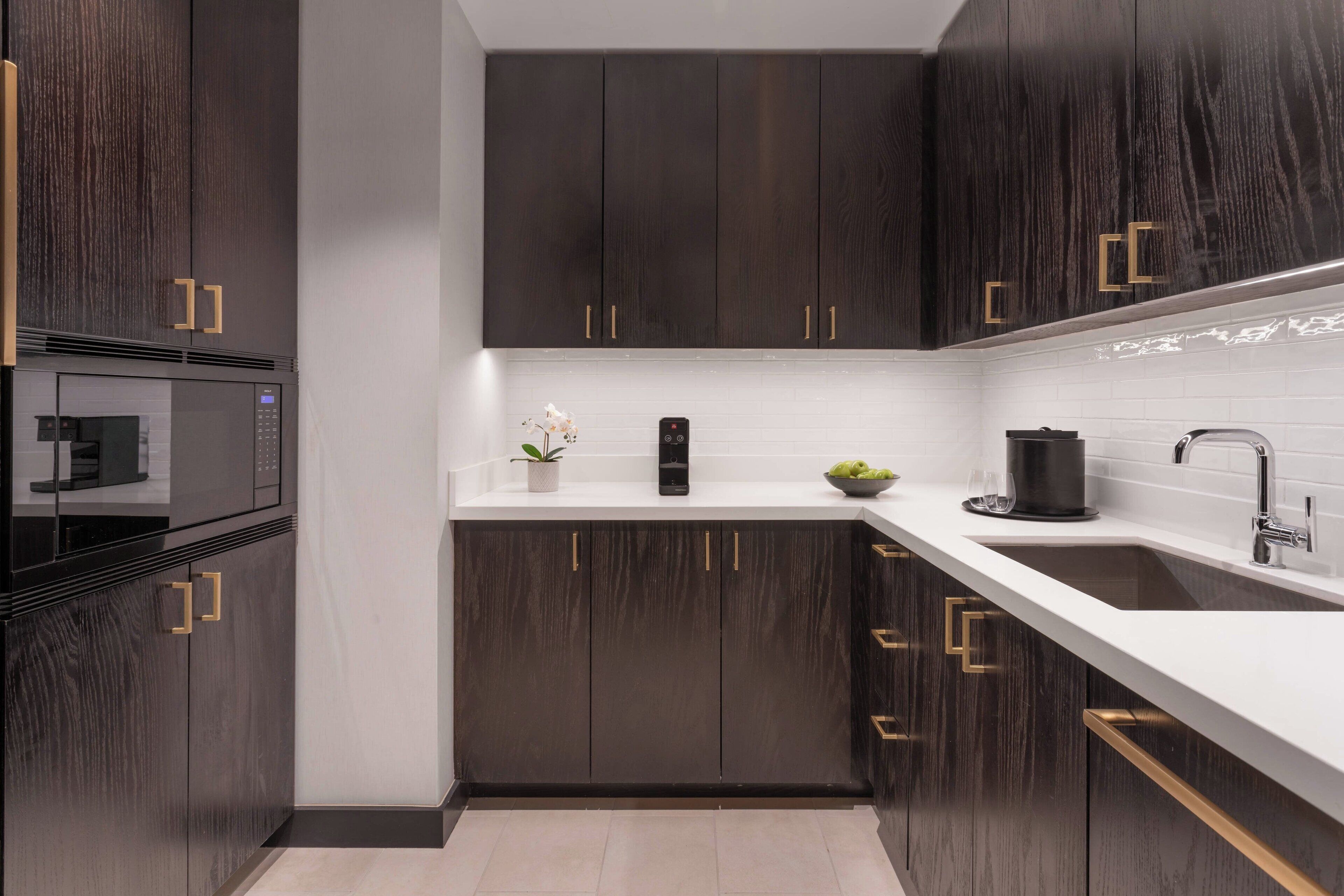 jw marriott, suite, 1 king, partial bay view, corner room | private kitchen | mini-fridge, coffee/tea maker