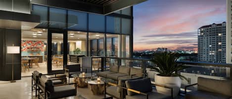 3 restaurantes, se sirve desayuno