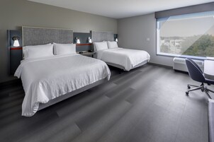 Escritorio, espacio para trabajar con laptop y cortinas blackout 