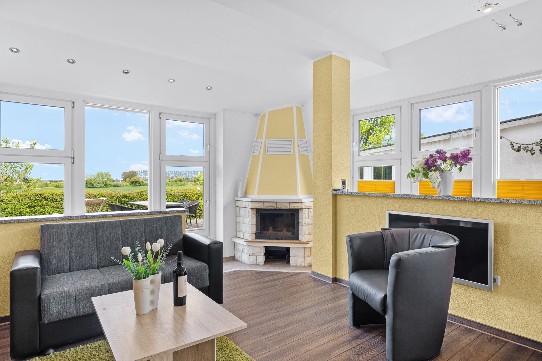 Een televisie en een open haard