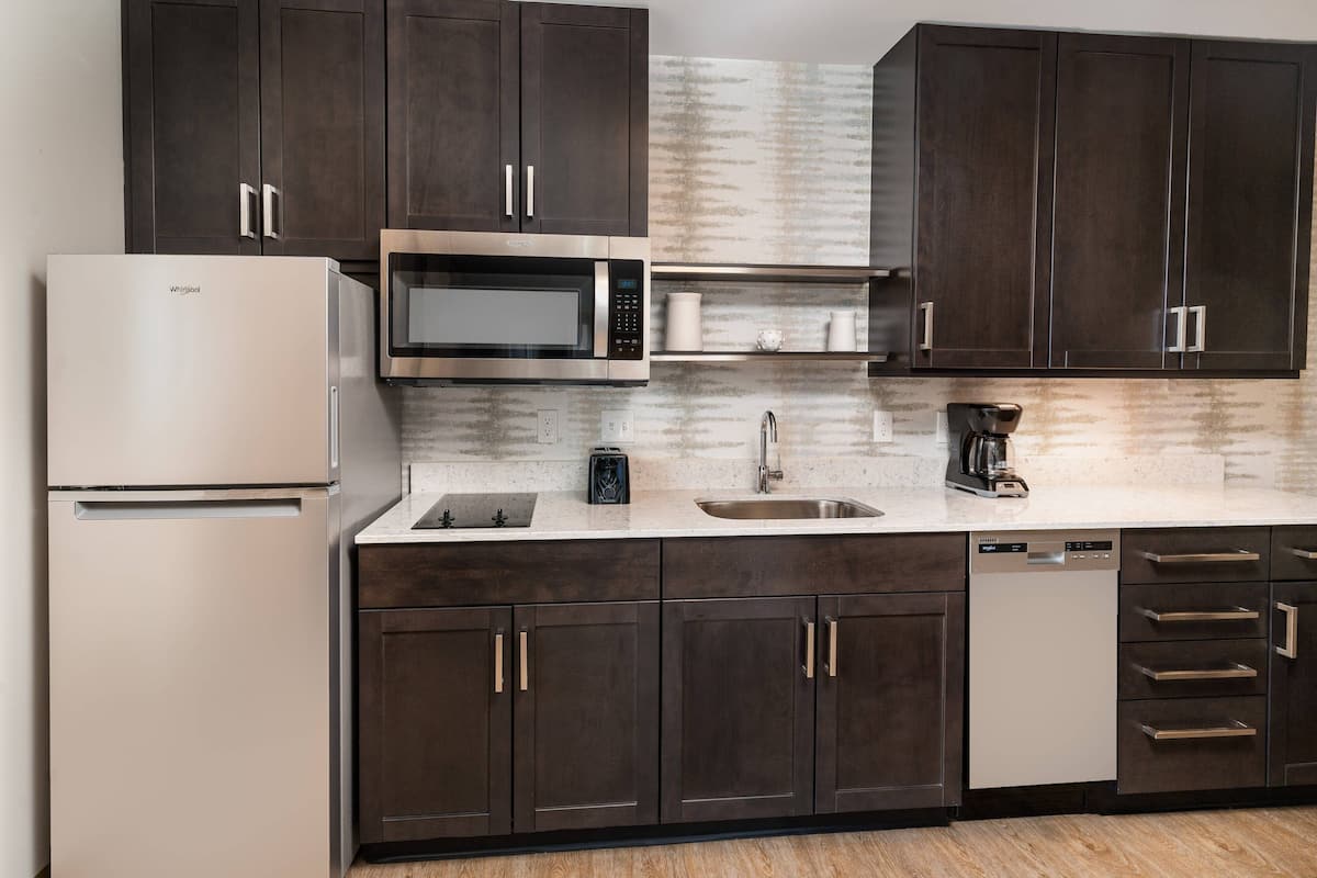 fridge, microwave, stovetop, dishwasher