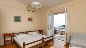 Monolocale (Studio Apartment) | Soggiorno | TV a schermo piatto 25 pollici con canali digitali, TV