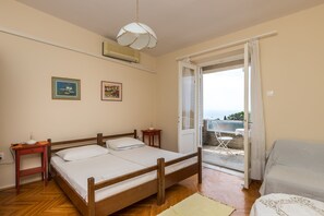 Studio (Studio Apartment) | Living room | 25-inch flat-screen TV with digital channels, TV - Studio Maha (Dubrovnik)