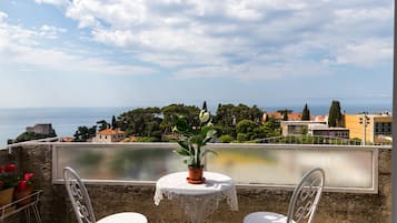 Monolocale (Studio Apartment) | Balcone