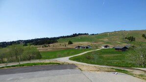 A rural landscape with a winding road, houses, and a clear sky. - Studio cabin Les Saisies 6 people, near center (Les Saisies)