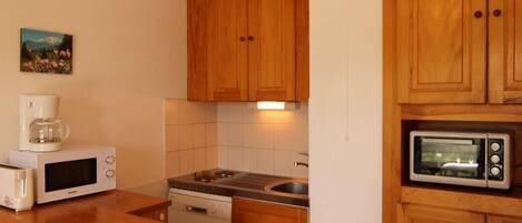 Kühlschrank, Mikrowelle, Ofen, Geschirrspüler