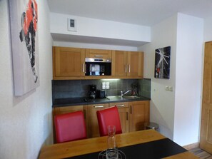 Fridge, stovetop, dishwasher, coffee/tea maker - 2-room apartment with balcony and pool access, Les Saisies (Les Saisies)