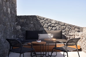 Deluxe Suite with Garden View | Terrace/patio