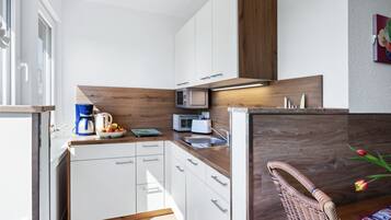 Een koelkast, een microgolfoven, een oven, een vaatwasser