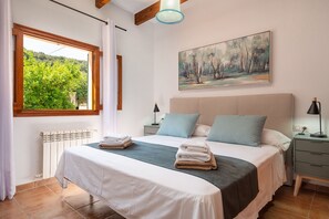 3 عدّة غرف نوم وخزنة داخل الغرفة ومكتب ومكواة/لوح كي